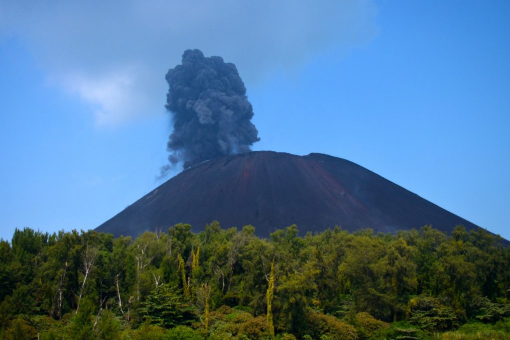 Le volcan Krakatoa en pleine explosion - ©SEI / Pixabay, Italy