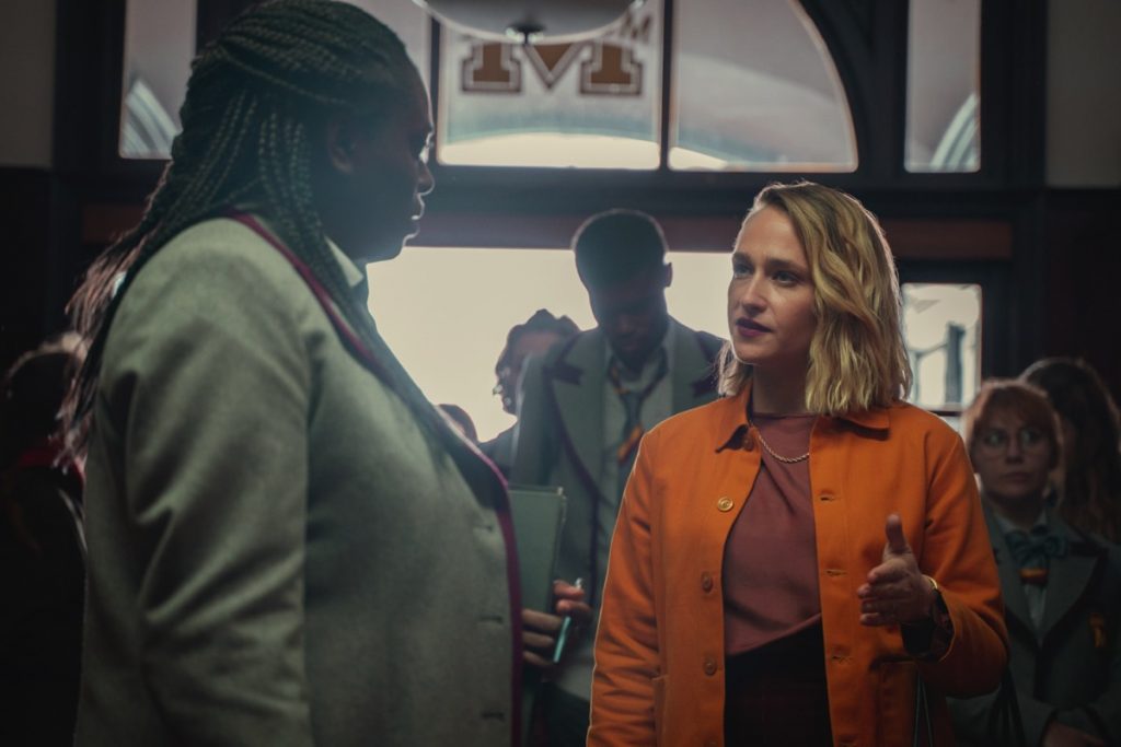 Viv et Hope discutant des programmes de Viv (nouvelle déléguée-surveillante) - ©Netflix, 2021